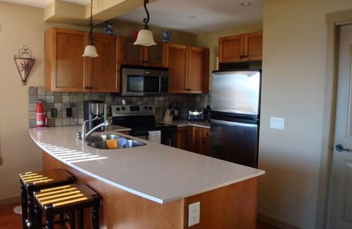 Central Okanagan Cottage | Bella Cottage @ La Casa Lakeside Resort, 180 Degree View Of Lake Okanagan.