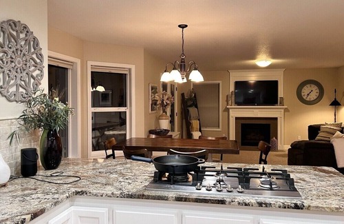 Corvallis House | Bella: luxury, spacious 5 BR, game room, fire pit