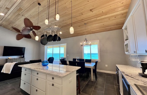 Green Turtle Estates House | Bella Mare' : Bahamas Oceanfront Rental with Large Hot Tub and Pool.