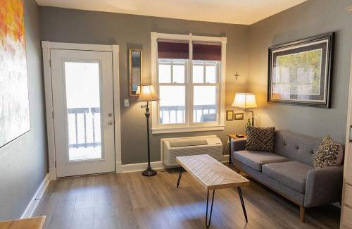 Eureka Springs Historic District Apartment | Bella Paradiso 14 Queen Bed Studio Walk to Downton