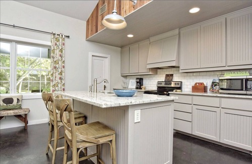 Wimberley Cottage | Bella Rosa Cottage - Stroll to Wimberley Square! Cypress Creek just steps away