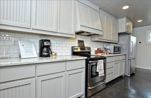 Wimberley Cottage | Bella Rosa Cottage - Stroll to Wimberley Square! Cypress Creek just steps away