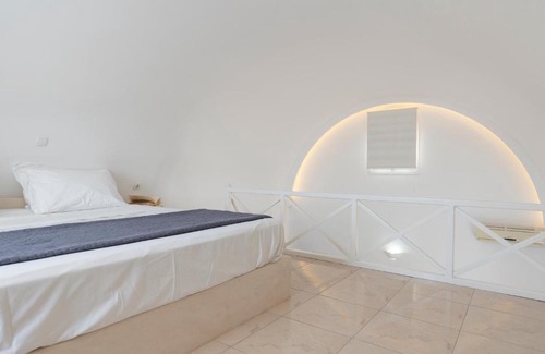Agios Georgios Hotel | Bella Santorini