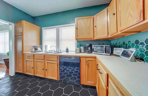 Garfield Heights House | Bella - Stylish Modern Retreat in Garfield Heights