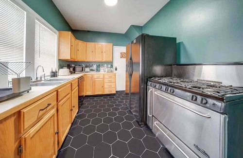 Garfield Heights House | Bella - Stylish Modern Retreat in Garfield Heights