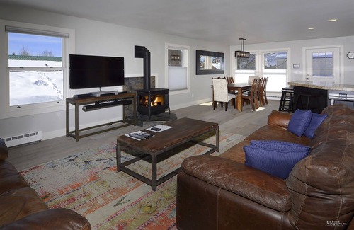 Crested Butte House | Bella View/Pet Friendly Luxury Home in Town! Walk to it All! Hot Tub! Garage