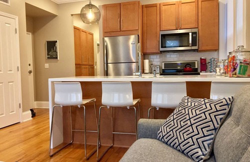 Near West Side Apartment | Bella Villa on Taylor Street Chicago’s Little Italy 1 mile west the Loop & UIC
