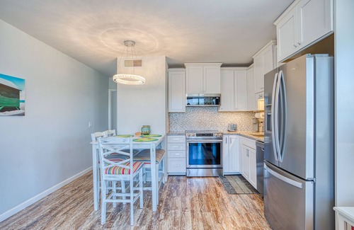 Garden City Condo | Bella Vista: Marshfront Condo 1 Block To The Beach. Pool & Hot Tub-1st Floor!