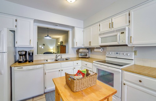 Bella Vista House | Bella Vista Townhome w/Deck Near Back 40 Trail!