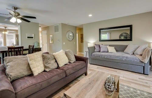 Bella Vista House | Bella Vista Townhome with Deck Near Back 40 Trails!