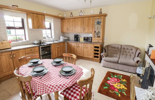 Ballysadare Cottage | BELLADRIHID COTTAGE, pet friendly in Ballysadare, County Sligo