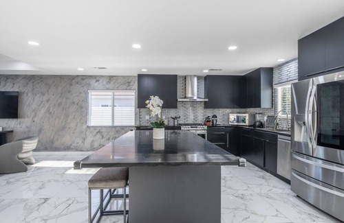 Valley Glen House | Bellaire Villa: Stylish 3Bdr Retreat with Pool!