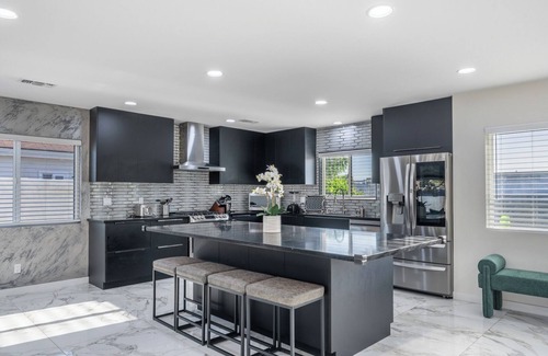 Valley Glen House | Bellaire Villa: Stylish 3Bdr Retreat with Pool!