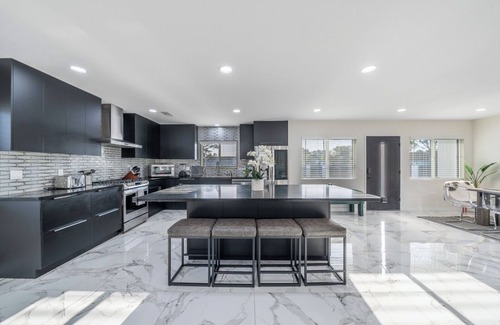 Valley Glen House | Bellaire Villa: Stylish 3Bdr Retreat with Pool!