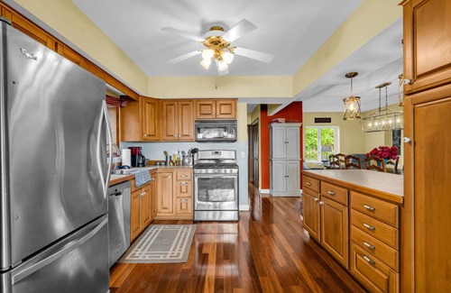 Lexington House | Bella’s Bluff - Hot Tub & 2.5 miles to Lexington!
