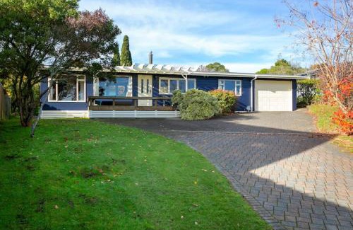 Hilltop House | Bellbird Cottage With Lake and Mountain Views