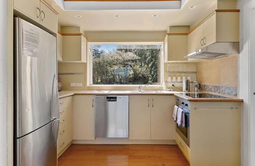 Hilltop House | Bellbird Cottage With Lake and Mountain Views