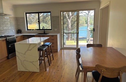 Wallaga Lake House | Bellbird Lakeside Cottage