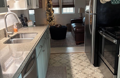 Eagle Rock Apartment | Belle Cottage lake side with view walk down to water