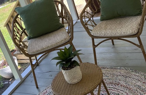 Eagle Rock Apartment | Belle Cottage lake side with view walk down to water