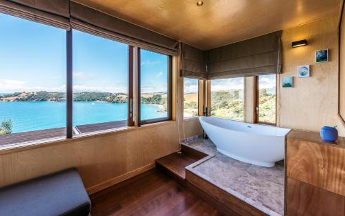Waiheke Island House | Belle Cove Estate, Onetangi - Be My Guest Waiheke