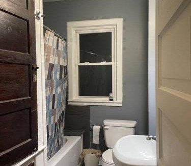 Detroit Apartment | Belle Isle Cottage - 1905 Historic Home near city