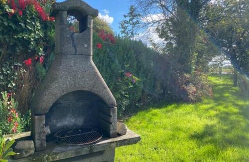 Canville-les-Deux-Eglises House | Belle Longère normande, cheminée et jardin arboré