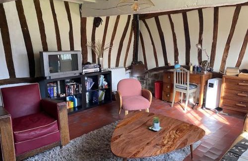 Canville-les-Deux-Eglises House | Belle Longère normande, cheminée et jardin arboré