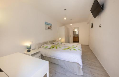 La Colle-sur-Loup Apartment | Belle maison atypique avec piscine chauffée