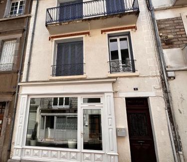 Vic-sur-Cere Apartment | Belle maison de ville au cœur du village de montagne