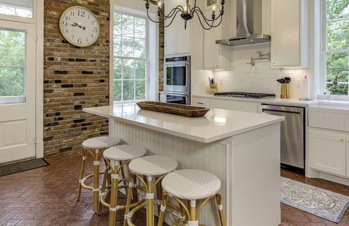 Vicksburg House | Belle Terre Mansion - Remodeled Pre-Civil War- Contemporary. Southern. History.