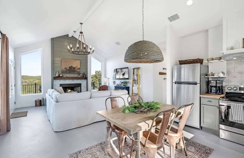 New Braunfels House | Belle Vue: Hot-Tub + 5 mins from River!