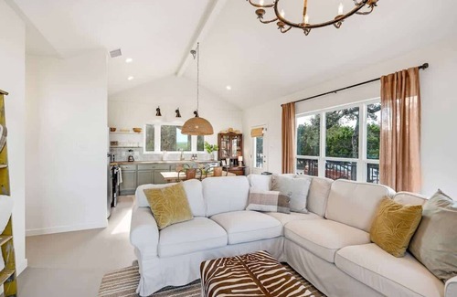 New Braunfels House | Belle Vue: Hot-Tub + 5 mins from River!