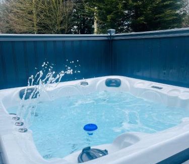 Allerthorpe Cabin | Belle Vue Lodge with Hot Tub