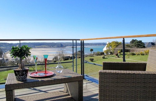 Saint-Michel-en-Greve Apartment | Belle vue sur mer by Interhome