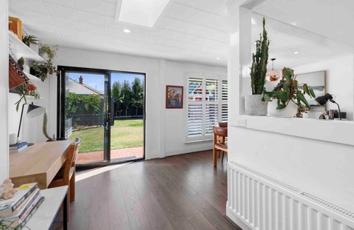 South Geelong House | Bellerine cottage- GMHBA, river, hospital closes