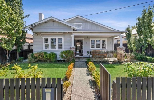 South Geelong House | Bellerine cottage- GMHBA, river, hospital closes