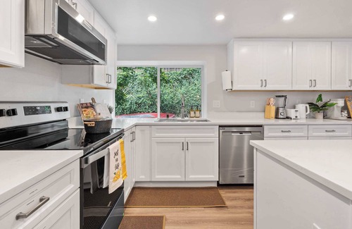 East Lake Hills House | Bellevue 3BR Retreat | Walk to Trails & Near Lake