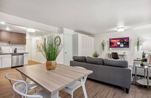 West Bellevue Apartment | Bellevue Executive Suite★Free WiFi★Free Parking★Tech