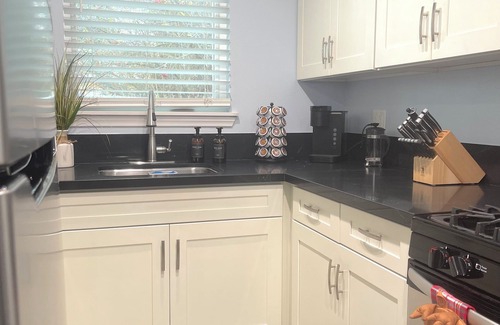 Bellflower House | Bellflower Oasis Cozy Guest House WiFi + Garden With Fruit Trees