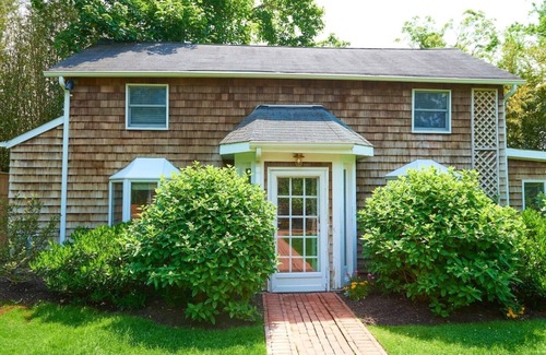 Bellport Cottage | Bellport Inn, Charming Cottage in the Village!