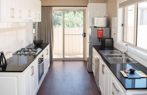 West Bendigo House | Bells HideAway--500m to Bendigo Stadium