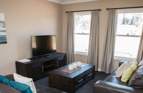 West Bendigo House | Bells HideAway--500m to Bendigo Stadium