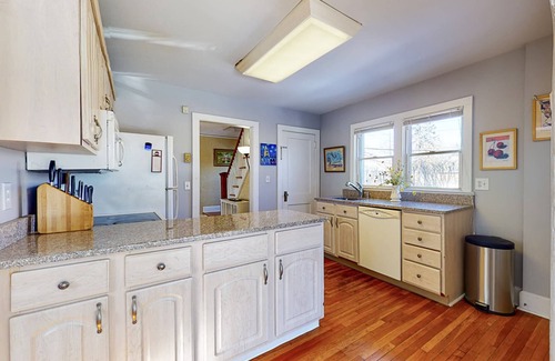 Stamford House | Belltown Retreat - Shopping, Dining, Pet Friendly