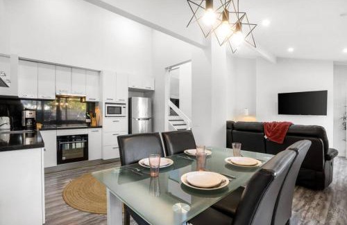 Belmont House | Belmont 3BR Townhome by Short and Long Stays
