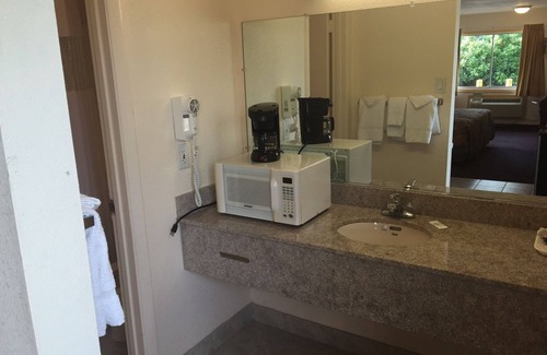 Hampton Hotel | Belmont Inn & Suites