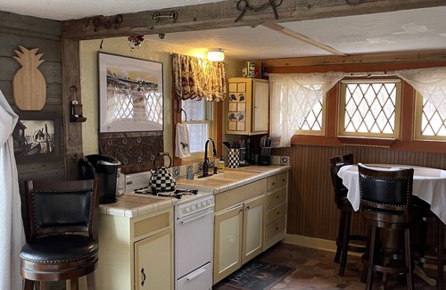 Saratoga Springs Cottage | Belmont meet serenity on Saratoga Lake Waterfront π