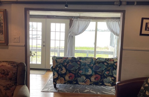 Saratoga Springs Cottage | Belmont meet serenity on Saratoga Lake Waterfront π