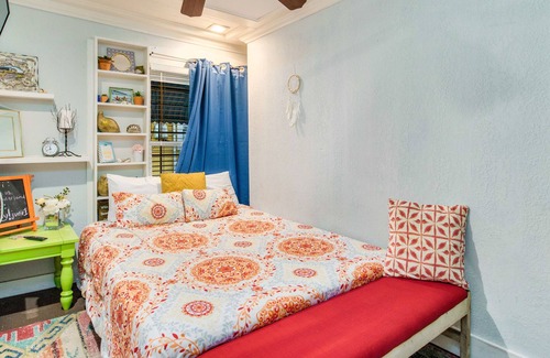 Old East Hill House | Belmont Petite Maison Quaint 1Bed 1 Bath Cottage