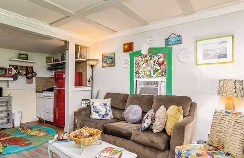 Old East Hill House | Belmont Petite Maison Quaint 1Bed 1 Bath Cottage